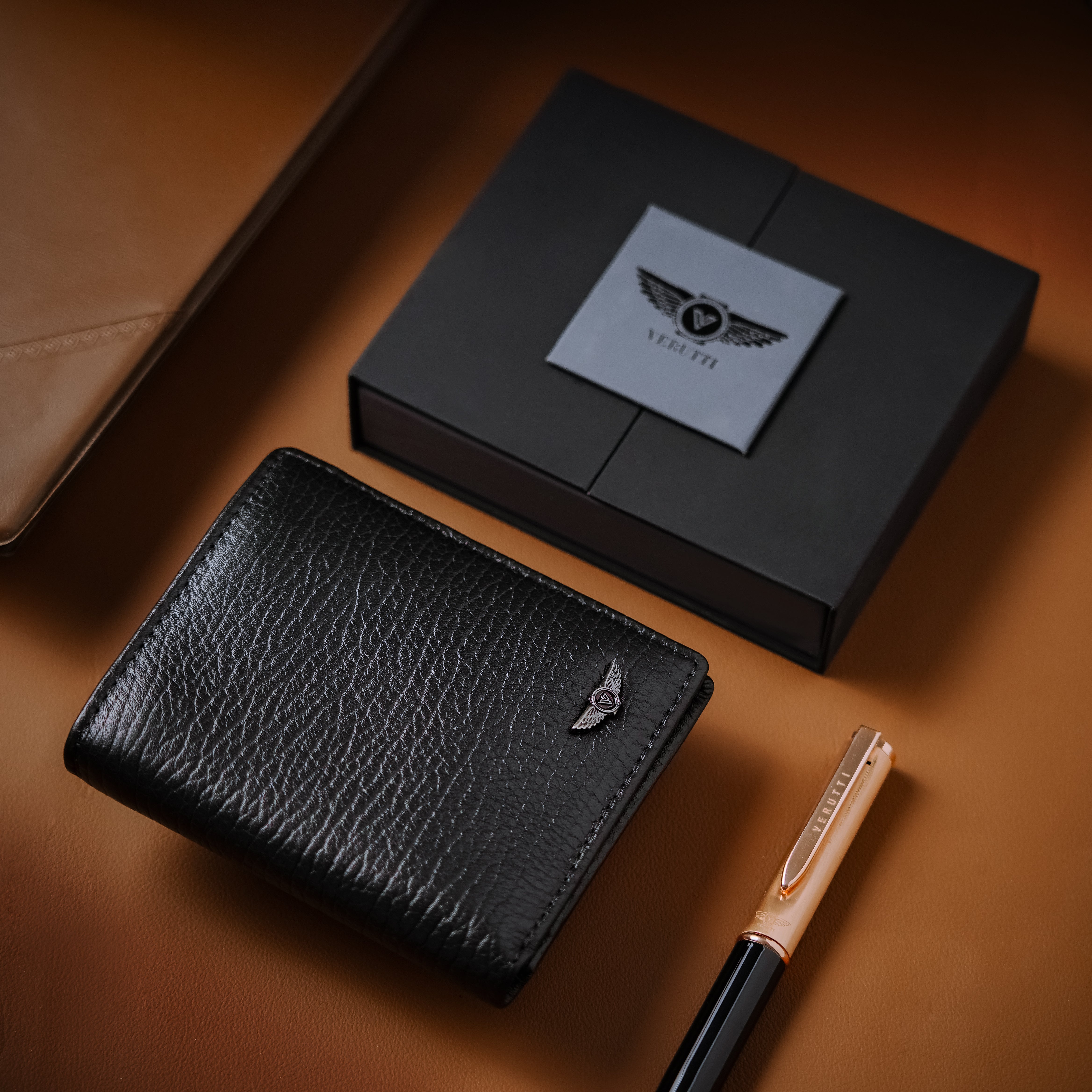 محفظة رجالية جلد طبيعي بقري لون أسود وتصميم طولي - Verutti VRW-5003-1